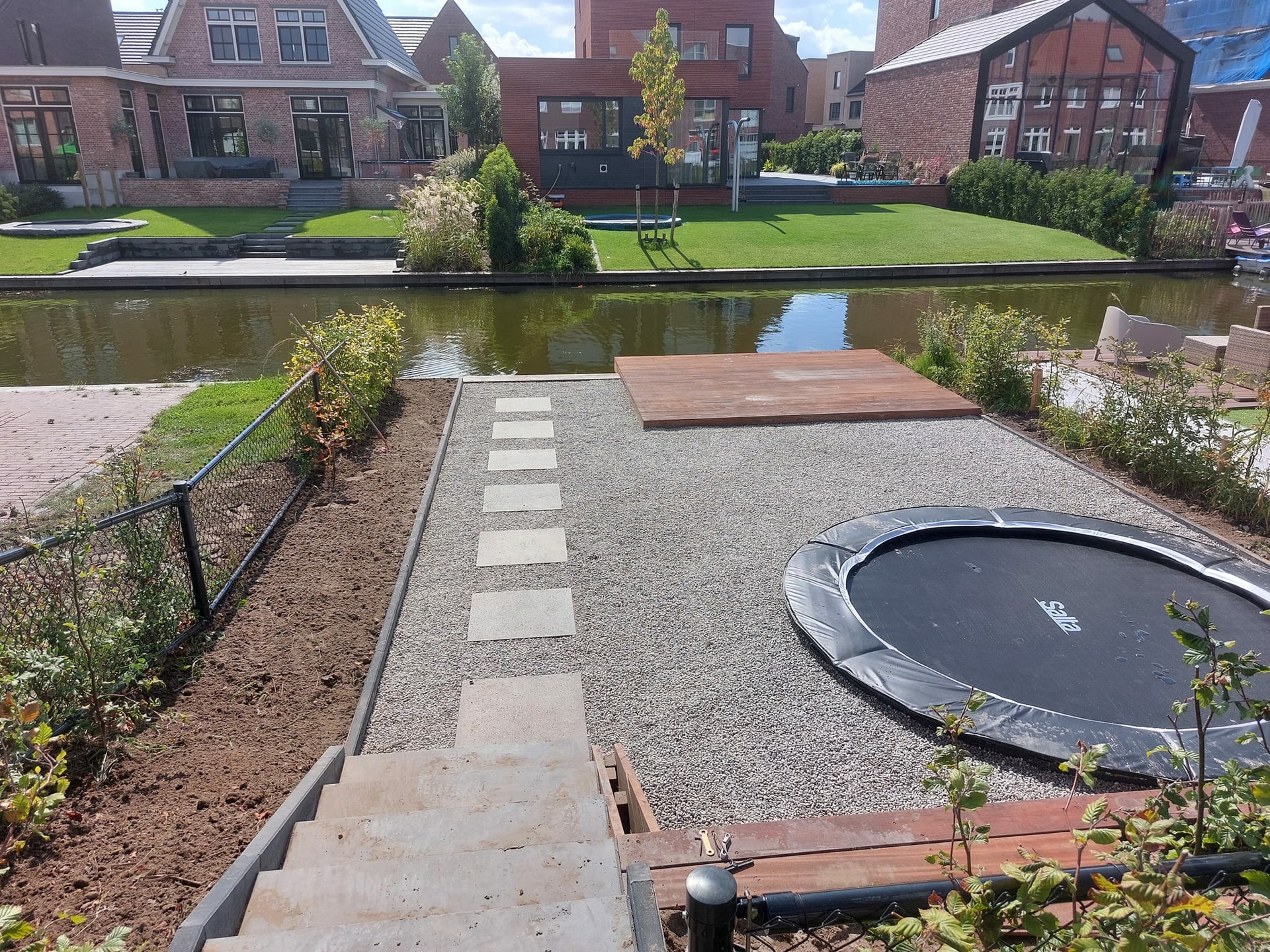 Stap stenen trampoline en houten vlonder